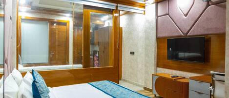 1 bedroom, Egyptian cotton sheets, premium bedding, desk