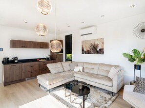 TV - Stunning private villa for 4 people with pool, WIFI, TV and terrace (Bloemendaal)