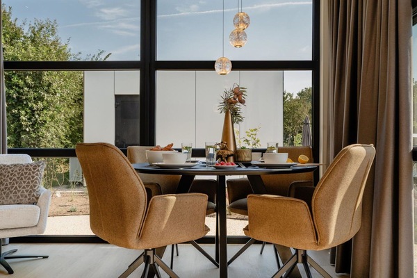 Möbel, Interior Design, Holz, Flooring, Stuhl, Fussboden, Light Fixture, Wohnzimmer, Leuchter, Decke