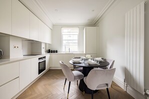 Micro-ondes, four, plaque de cuisson, lave-vaisselle