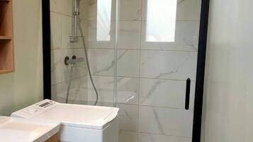 Dusche, Haartrockner, HandtĂŒcher, Seife