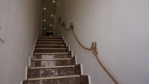 A staircase with marble steps and a rope barrier. - La Scala del Moro Rooms- Dolce Risveglio (Lampedusa)