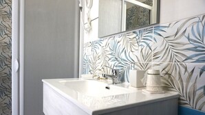A bathroom with a white sink, a mirror, and a towel rack. - La Scala del Moro Rooms- Dolce Risveglio (Lampedusa)