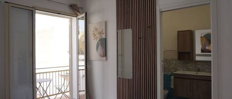 Habitación doble, balcón | Caja de seguridad en la habitación, cortinas blackout y wifi gratis