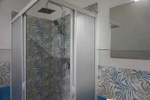 Chambre Double, balcon | Salle de bain | Douche, articles de toilette gratuits, sèche-cheveux, chaussons