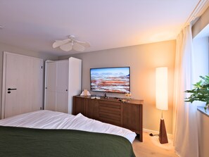 2 bedrooms, desk, iron/ironing board, WiFi