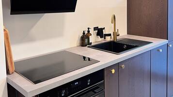 Fridge, oven, stovetop, dishwasher