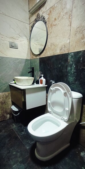 Haartrockner, Handtücher, Seife, Toilettenpapier