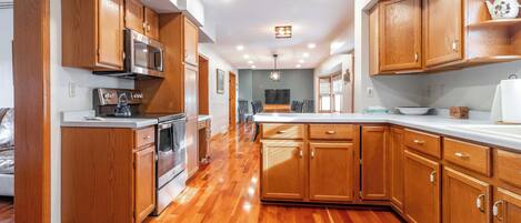 Frigorifero, microonde, forno, piano cottura