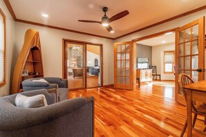 Smart-TV, Kamin, Arbeitsbereiche