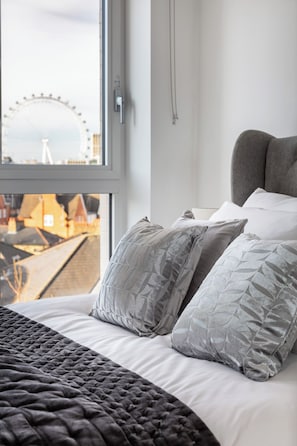 2 bedrooms, iron/ironing board, WiFi, bed sheets - London Eye Fireworks View|Lux
2Bed 2Bath Southwark AirCon & Gym  (London)