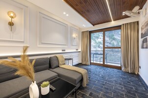 Dúplex ejecutivo, bañera, vistas al río | Zona de estar | Televisión de pantalla plana de 43 pulgadas con canales por cable