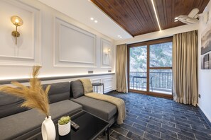 Dupleks Eksekutif, bathtub, pemandangan sungai | Area keluarga | Televisi layar datar 43-inci dengan saluran TV kabel dan buku