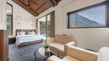 Cortinas blackout, wifi gratis y ropa de cama