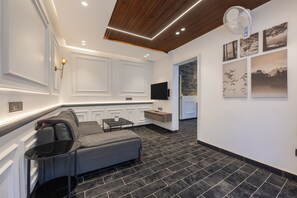 经典复式, 浴缸, 河景 | 起居区 | 43-英寸纯平电视 （配备有线频道）、书