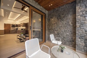 Suite Prestige, balcon, vue sur le fleuve | Aire de séjour | Téléviseur à écran plat de 43 po avec télévision par câble, livres