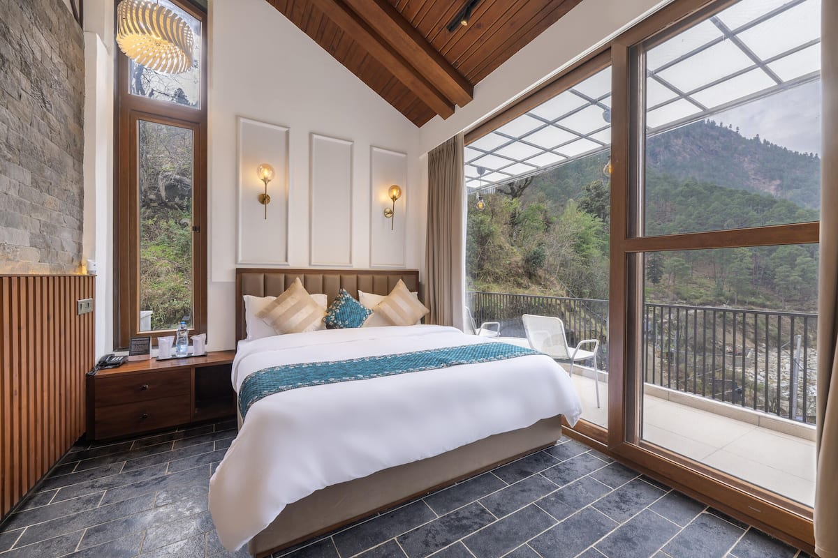 Blackout curtains, free WiFi, bed sheets