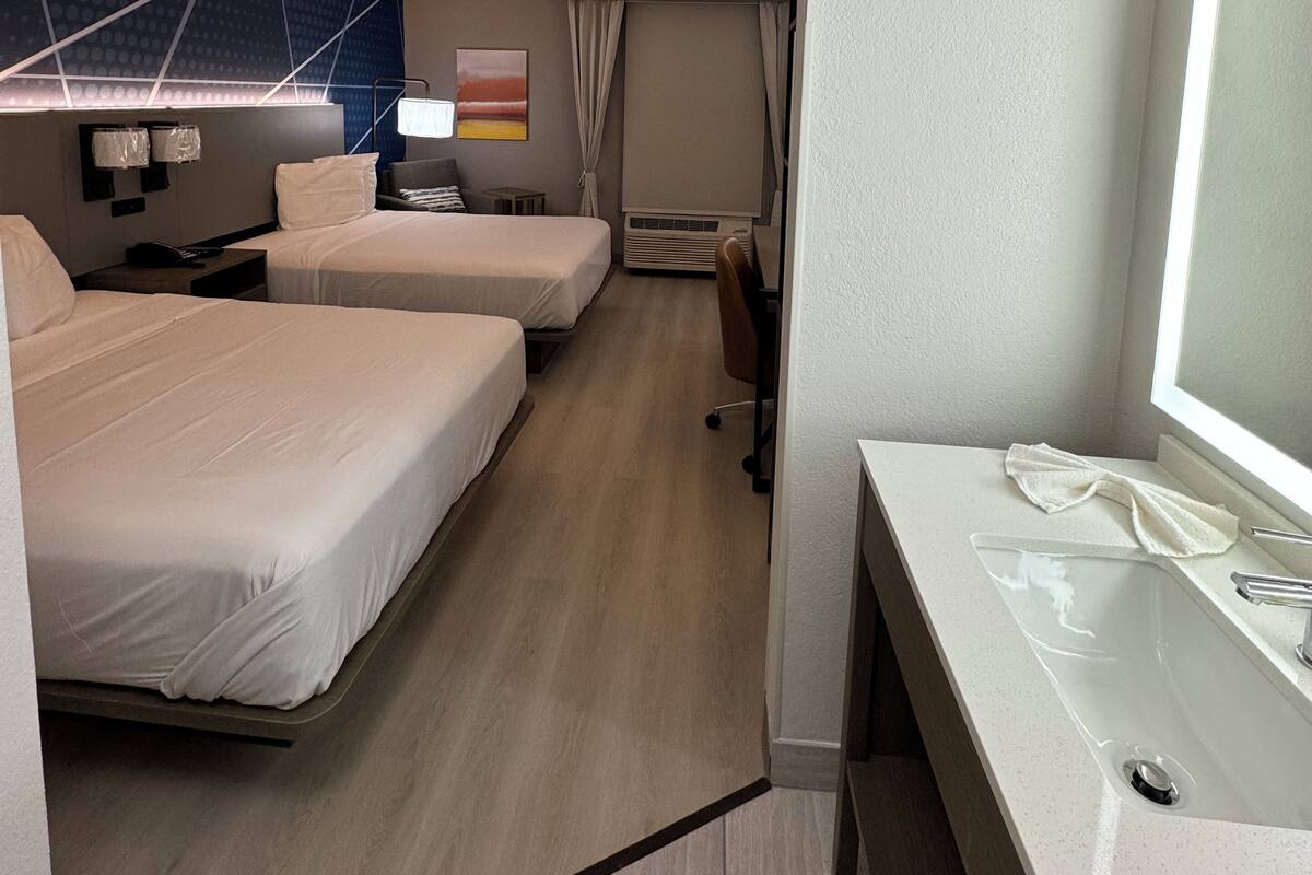 Comfort Double Room | Meja, ruang kerja komputer riba, langsir/tirai gelap terus 