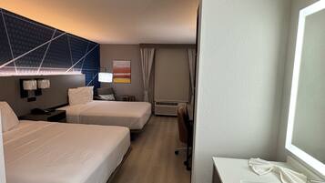 Comfort-dobbeltværelse | Skrivebord, arbejdsområde til bærbare computere, mørklægningsgardiner