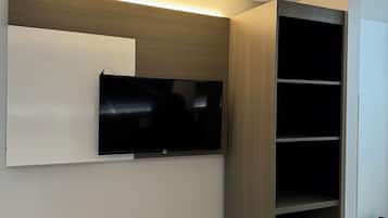 Escritorio, espacio para trabajar con un portátil, cortinas opacas