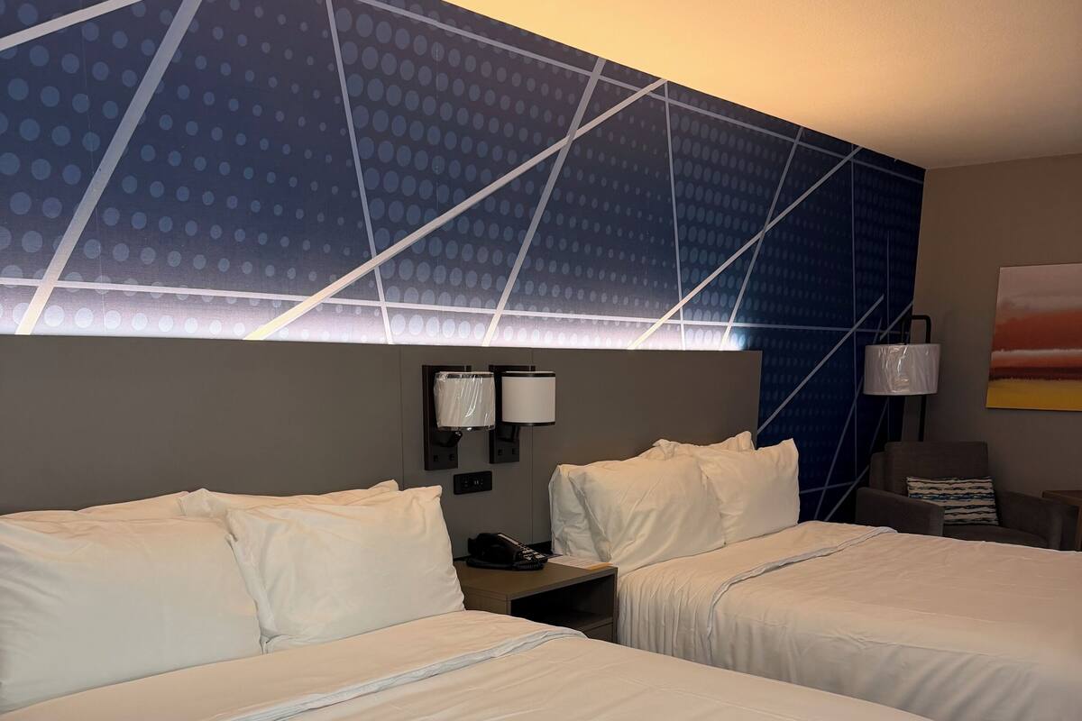 Comfort Double Room | Meja, ruang kerja komputer riba, langsir/tirai gelap terus 