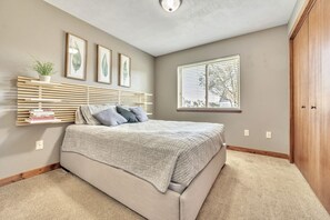 2 soverom, skrivebord, strykejern/-brett og reiseseng for barn