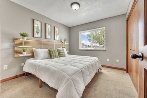 2 bedrooms, desk, iron/ironing board, travel crib