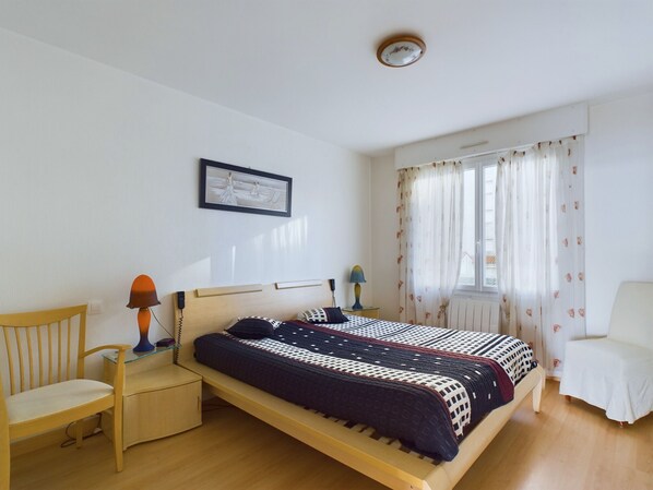 2 bedrooms, iron/ironing board, free WiFi
