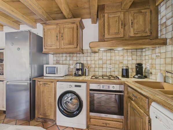 KĂŒhlschrank, Mikrowelle, Ofen, GeschirrspĂŒler