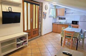 Kühlschrank, Mikrowelle, Herdplatte, Wasserkocher mit Kaffee-/Teezubehör