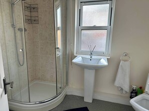 Maison | Salle de bain | Douche, baignoire profonde, serviettes fournies