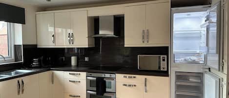 House | Private kitchen | Fridge, microwave, oven, stovetop