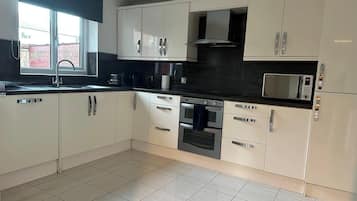 House | Dapur peribadi | Peti sejuk, ketuhar gelombang mikro, ketuhar, dapur