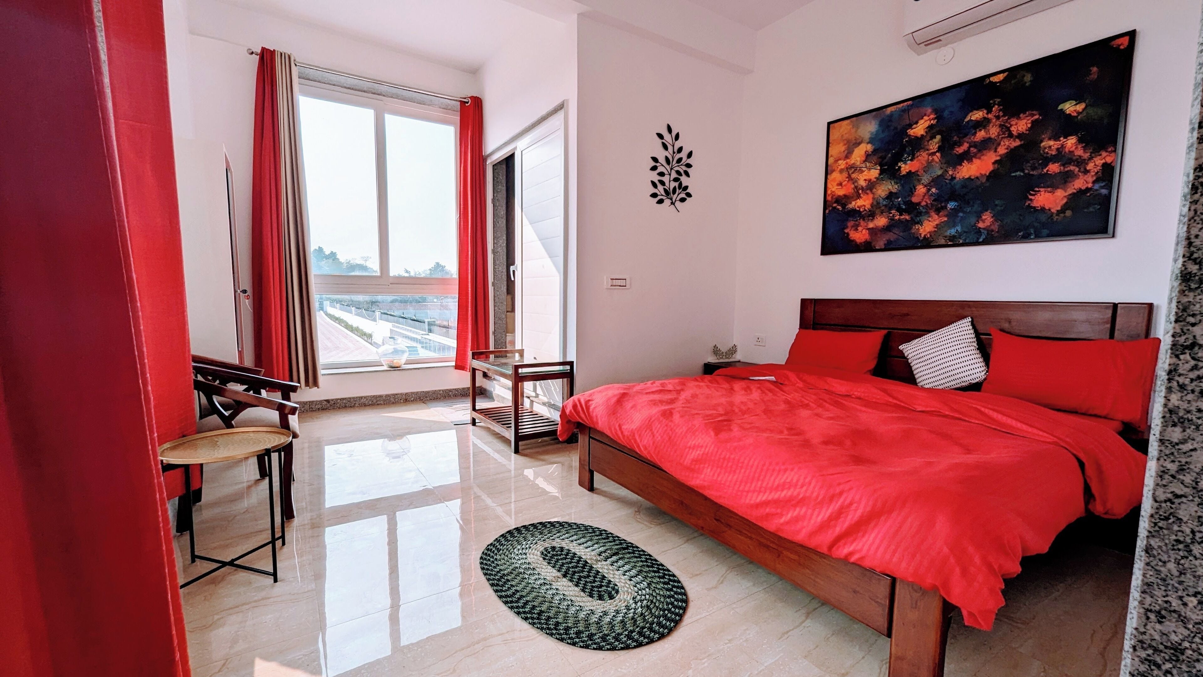 Desk, laptop workspace, iron/ironing board, free WiFi