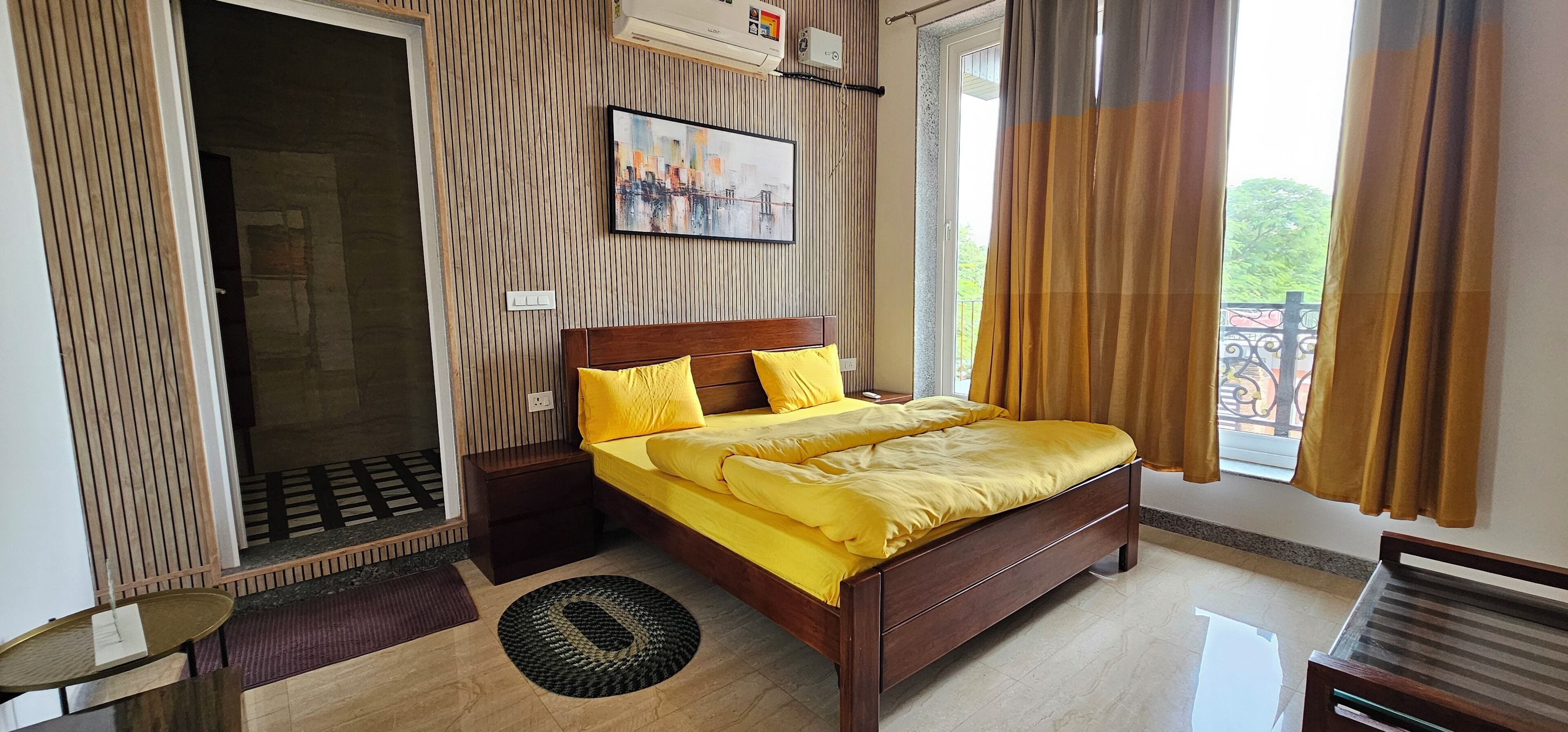 Desk, laptop workspace, iron/ironing board, free WiFi