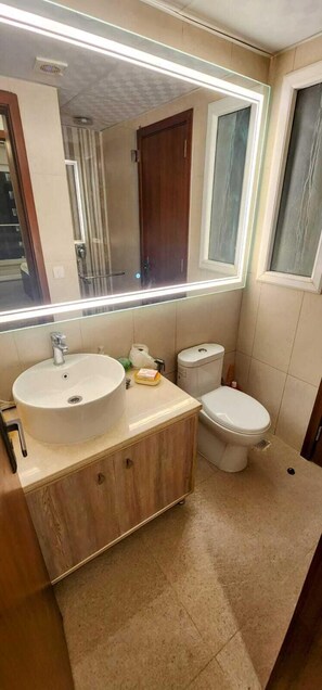 Suite de luxe | Bany | Combinació de dutxa i banyera i articles de tocador gratuïts