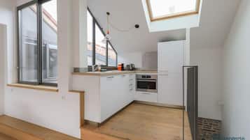 Een koelkast, een microgolfoven, een oven, een vaatwasser