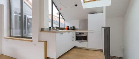 Kühlschrank, Mikrowelle, Ofen, Geschirrspüler