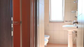 Apartamento Confort, balcón, vistas al jardín | Baño | Ducha, secador de pelo, toallas y papel higiénico