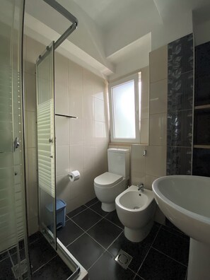 Deluxe Studio, Garden View | Bathroom | Shower, hair dryer, towels, toilet paper - Aparthotel Paja (Ksamil)