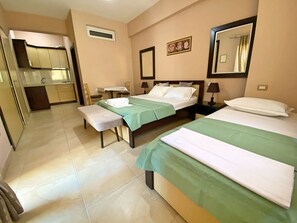 Deluxe studio, uitzicht op tuin | Een kluis op de kamer, gratis wifi