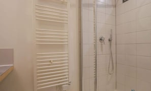 Douche, articles de toilette gratuits, sĂšche-cheveux