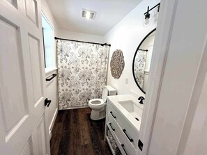 Secadora de cabello, toallas, jabón, papel de baño