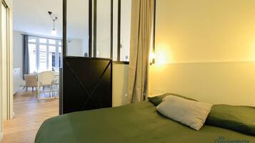 2 slaapkamers, een bureau, een strijkplank/strijkijzer, wifi