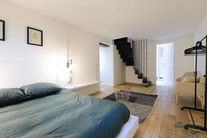 2 bedrooms, desk, iron/ironing board, WiFi