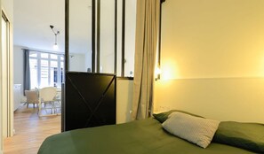 Una habitación de hotel con una cama, un escritorio y una silla.