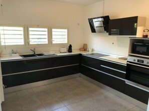 Kjøleskap, mikrobølgeovn, ovn og kokeplater