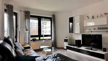 Fernseher, DVD-Player, Bücher, Stereoanlage