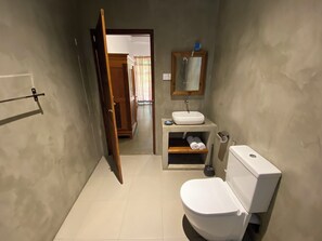Douche, articles de toilette écologiques, sèche-cheveux, bidet