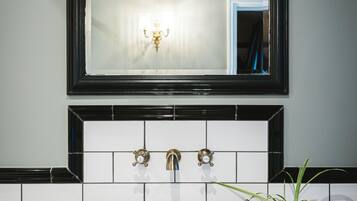 Classic Double Room, 1 King Bed, Non Smoking, Private Bathroom | Bathroom | Shower, towels, soap, shampoo